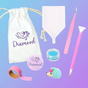 Un kit de herramientas que incluye una bolsa de tela reutilizable, una bandeja para diamantes, pinzas metálicas, boli con aplicadores, un cover minder, cera, washi-tape y una pegatina de Diamood.